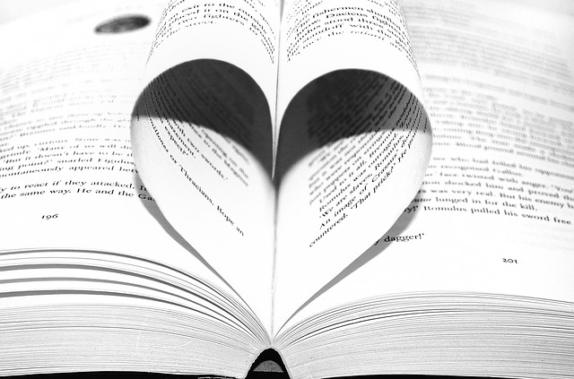 Buch mit Seiten zum Herz gerollt