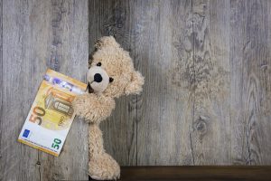 Geldschein 50 €, Teddybär lugt hervor.