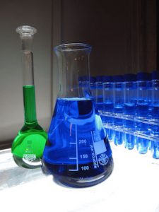 Becherglas mit blauer Flüssigkeit