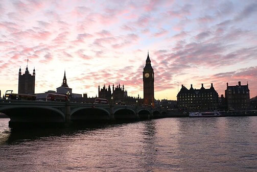 Panorama Londons bei aufziehender Dämmerung
