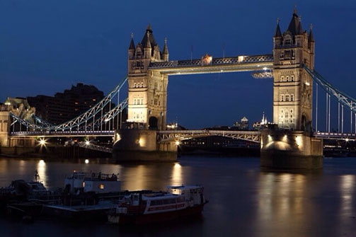 Tower Bridge in London bei Nacht
