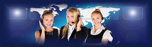 Drei Damen im Büro vor einer Weltkarte, Kontaktaufnahme