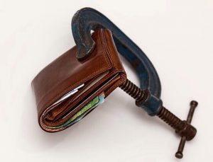 Portemonnaie, das mit Schraubzwinge zusammengehalten wird
