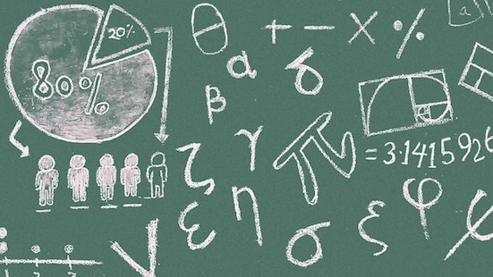 Tafel mit Symbolen aus der Mathematik