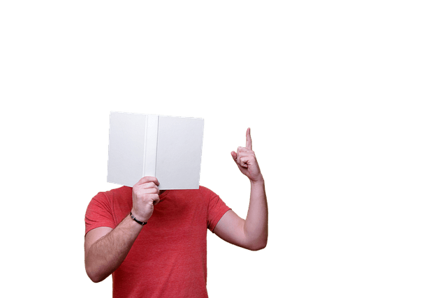 Nachhilfe geben Hagen; Buch vor Gesicht; erhobener Zeigefinger